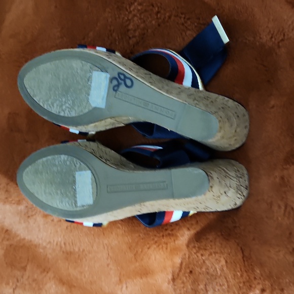 TOMMY HILFIGER WEDGE SANDLE SIZE 6 1/2 - Picture 5 of 5